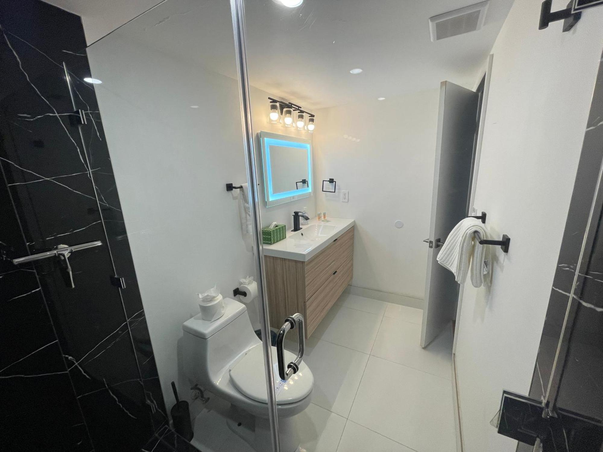 Stunning Apt! Oceanview! Parking Included Apartment