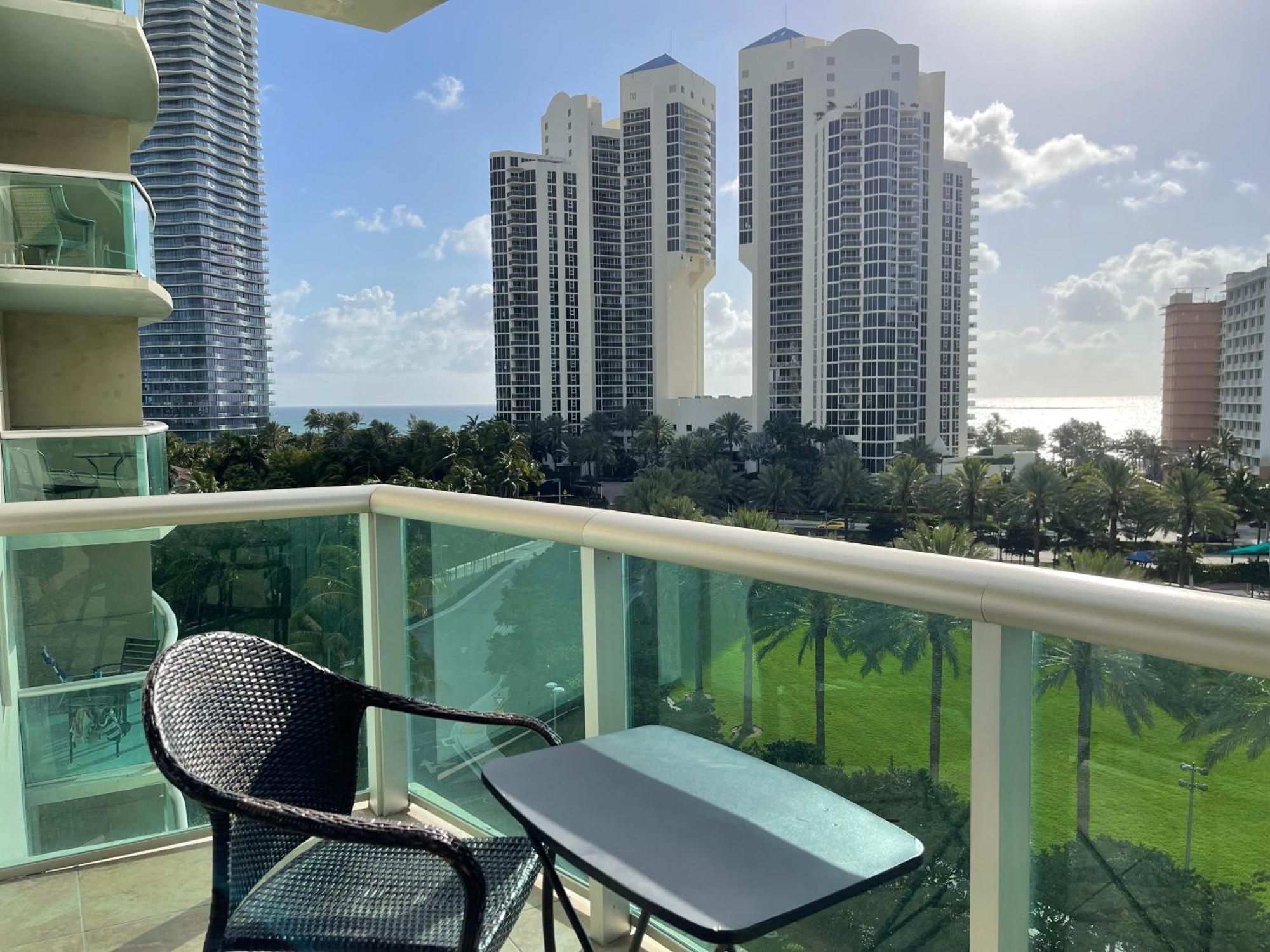 Stunning Apt! Oceanview! Parking Included * Sunny Isles Beach