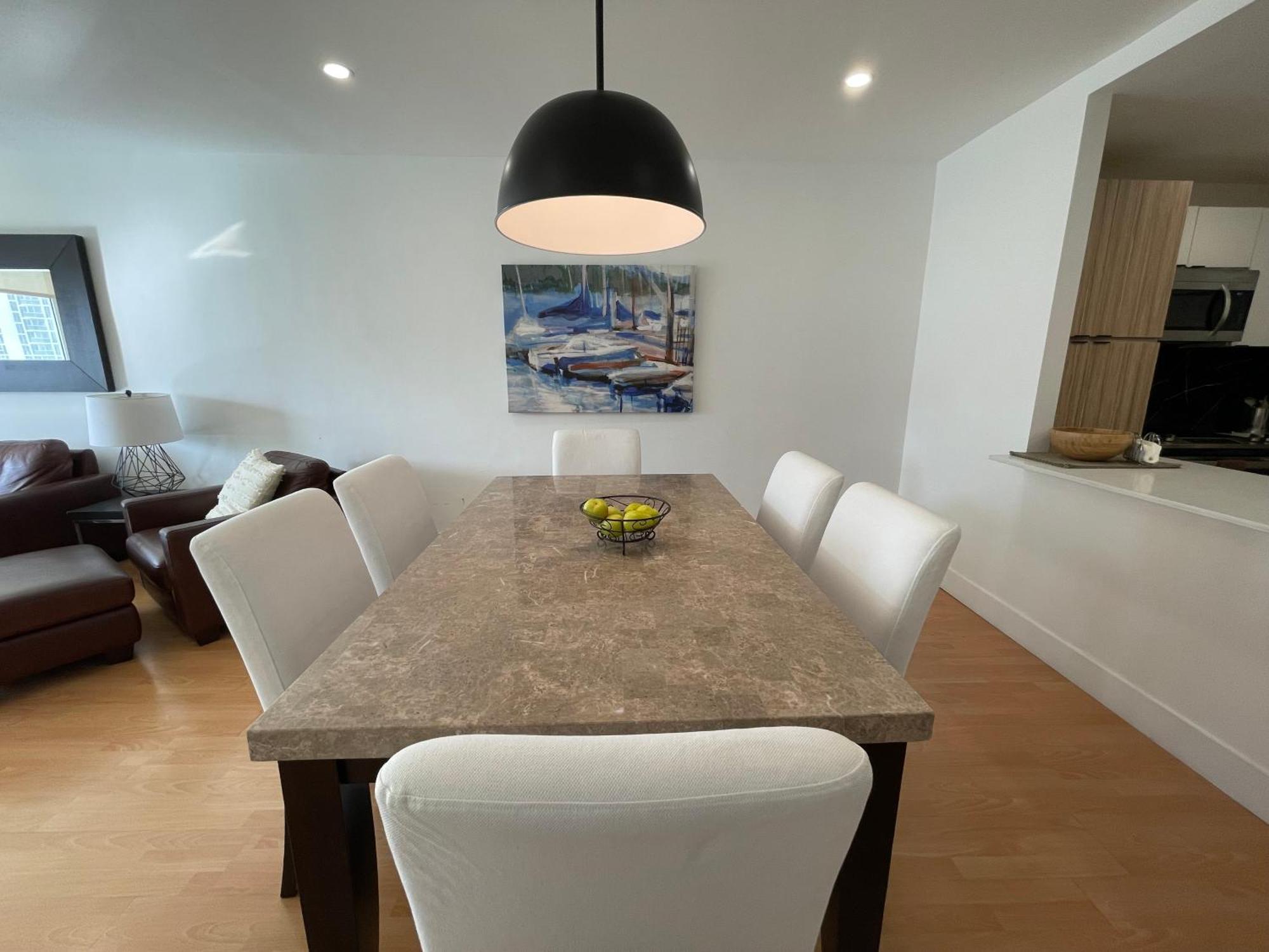 Apartment Stunning Apt! Oceanview! Parking Included *