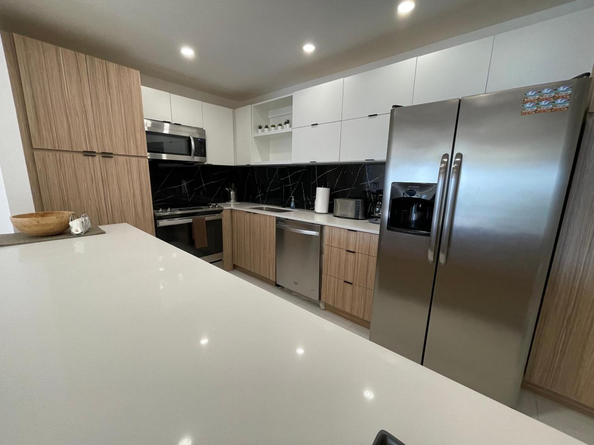 Stunning Apt! Oceanview! Parking Included * Sunny Isles Beach